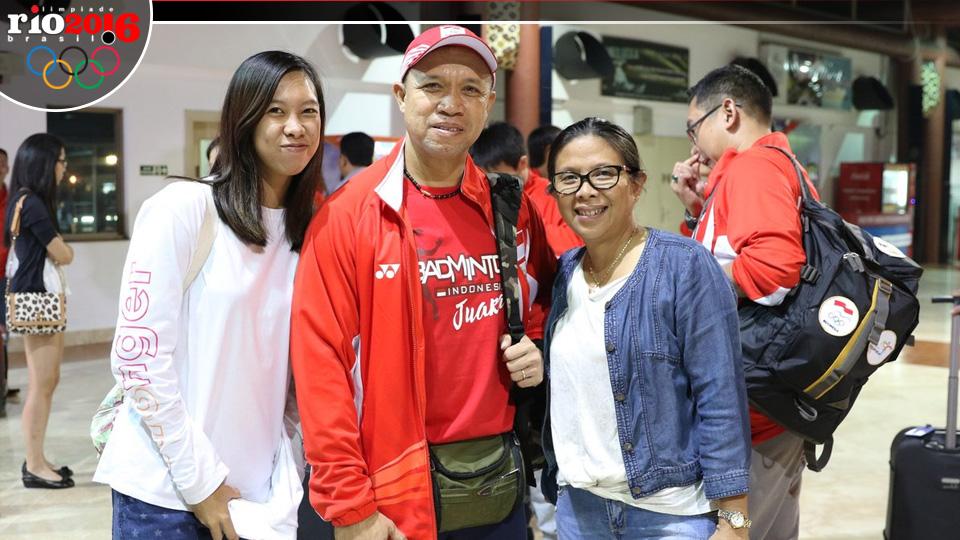 Richard Mainaky dan keluarga sebelum terbang ke Sao Paulo.